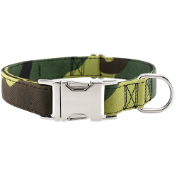 Camouflage-patterned dog collar with adjustable metal buckle, 40 - 63cm in length and 2 cm wide, with D-ring for attachment.